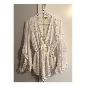 Polka dots flowy arms romper